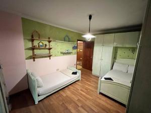 Ένα ή περισσότερα κρεβάτια σε δωμάτιο στο Cozy 3BR, 4-min CAI Airport, Balcony, Free Snacks