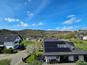 een huis met zonnepanelen op het dak bij SIM01 Renovierte Monteurs- und Ferienwohnung in Simmerath in Simmerath