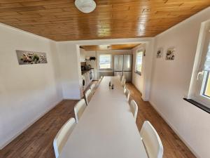een vergaderzaal met een lange witte tafel en stoelen bij SIM01 Renovierte Monteurs- und Ferienwohnung in Simmerath in Simmerath