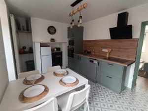 cocina con mesa blanca y sillas blancas en L'Ondine, single-family home, en Abbeville