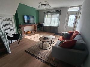 una sala de estar con un sofá y una mesa en L'Ondine, single-family home, en Abbeville 17 fotos más