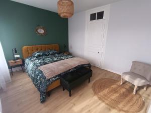 un dormitorio con una cama y una silla en L'Ondine, single-family home, en Abbeville