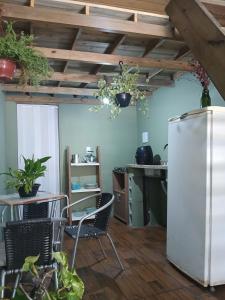 インビトゥバにあるTatiane cristinoのテーブルと椅子と冷蔵庫のあるキッチン