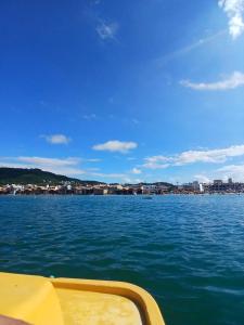 インビトゥバにあるTatiane cristinoの水面に浮かぶ黄色いボート