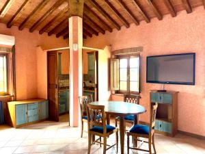 Televízia a/alebo spoločenská miestnosť v ubytovaní Bed & Breakfast Casale Gregoriano