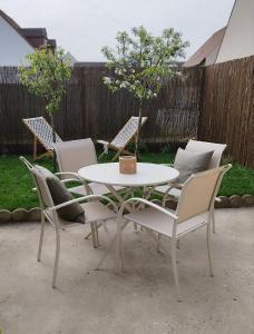 a white table and chairs and a table and chairs at Maison Auguste - cosy - terrasse in Verberie