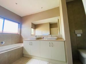 Ένα μπάνιο στο 11 Woodridge Forest Estate +16 φωτογραφίες