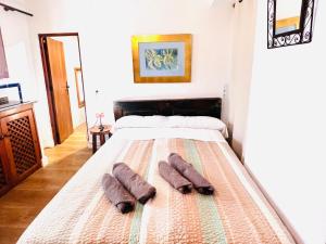 A bed or beds in a room at El Beaterio Apartments