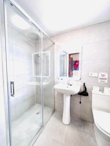 A bathroom at El Beaterio Apartments