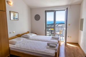 Posteľ alebo postele v izbe v ubytovaní Apartments Julijana