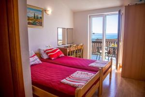 Posteľ alebo postele v izbe v ubytovaní Apartments Julijana