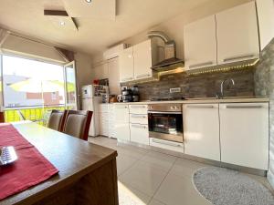 Kuchyňa alebo kuchynka v ubytovaní Apartments Julijana
