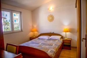 Posteľ alebo postele v izbe v ubytovaní Apartments Julijana
