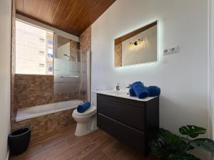 a bathroom with a sink and a toilet and a tub at Chalet en Mar Menor Urb las Góndolas in La Manga del Mar Menor +76 photos