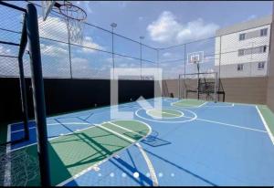 a view of a basketball court with a basketball hoop at Quarto Individual novinho in Sao Paulo +2 photos