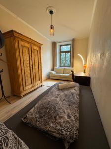 Postel nebo postele na pokoji v ubytování Privatzimmer in 4 Zimmer EG Wohnung in Altchemnitz