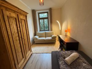Posezení v ubytování Privatzimmer in 4 Zimmer EG Wohnung in Altchemnitz