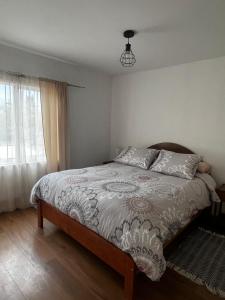 una camera da letto con un letto e una finestra di Cabaña el Maiten a Guayacán Altre 12 foto