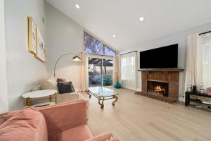 un soggiorno con divano e camino di Family friendly 4BR 3BA Townhouse with mountain views a Hacienda Heights