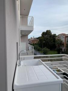 un lavandino bianco sul lato di un edificio di Central suite bilocale in centro con garage a San Benedetto del Tronto