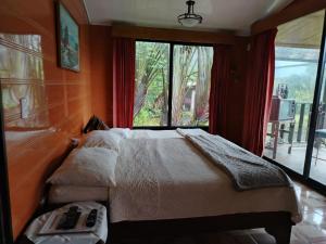 San IsidroSuite y Loft Casa Toría的一间卧室，配有一张大床和一扇窗户。 更多27张照片