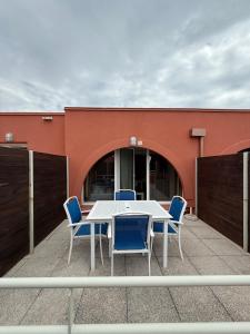 un tavolo e delle sedie davanti a un edificio di T2 Cap Agde Terrace Piscine a Cap d'Agde Altre 20 foto