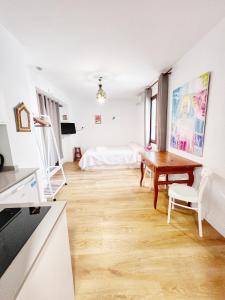 A television and/or entertainment centre at El Beaterio Apartments