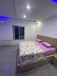 Llit o llits en una habitació de قليبية