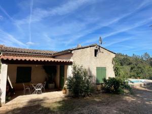 a house with a patio and a swimming pool at Le clos Gaya in Correns