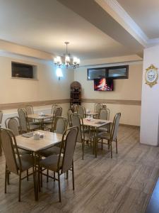 TV a/nebo společenská místnost v ubytování DECCA Hotel