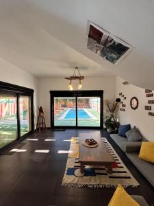 ダハブにあるAmerican Villa Dahabのソファとテーブルのあるリビングルーム