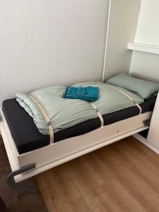 トートモースにあるFerienwohnung Schöne Aussichtの部屋の隅にある小さなベッド