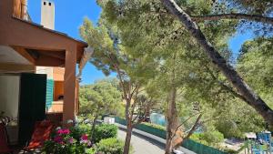a view of a house with trees and a sidewalk at Appartement proche centre-ville et plages in Cavalaire-sur-Mer