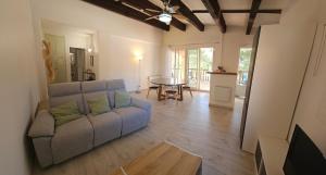 a living room with a couch and a table at Appartement proche centre-ville et plages in Cavalaire-sur-Mer