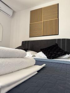 巴什卡沃达VILLA ŠIMOVIĆ APARTMENTS的卧室配有两张床和毛巾,位于地板上