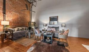 Гостиная зона в The Buchanan Loft - Modern Comfort Meets Downtown Charm
