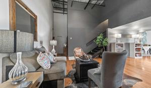 Гостиная зона в The Buchanan Loft - Modern Comfort Meets Downtown Charm