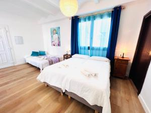 A bed or beds in a room at El Beaterio Apartments