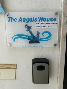 Vottorð, verðlaun, skilti eða annað skjal til sýnis á The Angels House