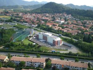 eine Luftansicht einer Stadt mit Gebäuden und einer Straße in der Unterkunft Bes Hotel Bergamo Ovest in Mozzo