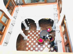 A seating area at El Beaterio Apartments
