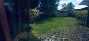 Taman di luar Doucemaison