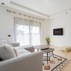 a living room with a couch and a table at Studio Raffiné et Lumineux in Casablanca