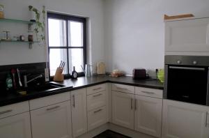 Η κουζίνα ή μικρή κουζίνα στο Ferienhaus Eifelsteig Krimihauptstadt Hillesheim +12 φωτογραφίες
