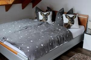 Ένα ή περισσότερα κρεβάτια σε δωμάτιο στο Ferienhaus Eifelsteig Krimihauptstadt Hillesheim