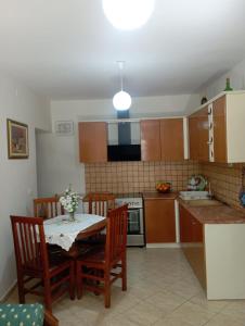 Una cocina o cocineta en Ramaj's home
