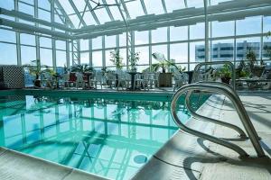 Bazén v ubytování Four Sails Resort nebo v jeho okolí