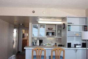 Kuchyň nebo kuchyňský kout v ubytování Four Sails Resort