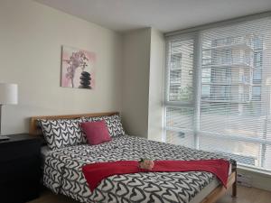 Ένα ή περισσότερα κρεβάτια σε δωμάτιο στο Luxury 1BR in Richmond Centre