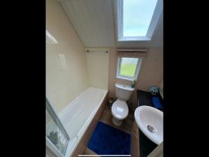 a bathroom with a tub and a toilet and a sink at M9 luxury lodge style holiday home waterside Ingoldmells Skegness Santanavan 11 in Ingoldmells +44 photos